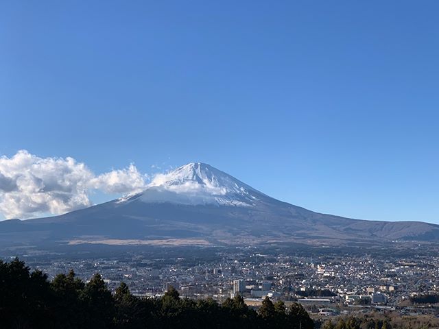 御殿場アウトレットモールからすぐ 富士松展望台から 大きく広がる富士山が とってもキレイに見える場所 箱根へ抜ける道の 途中にある休憩ポイント ぜひ寄ってみてね