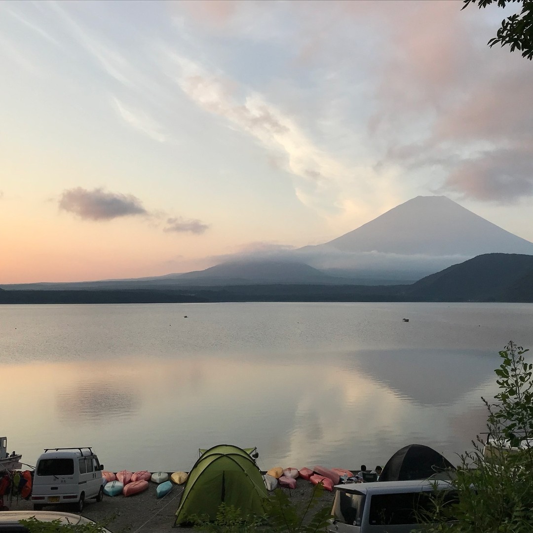 本栖湖のキャンプ場から富士山
