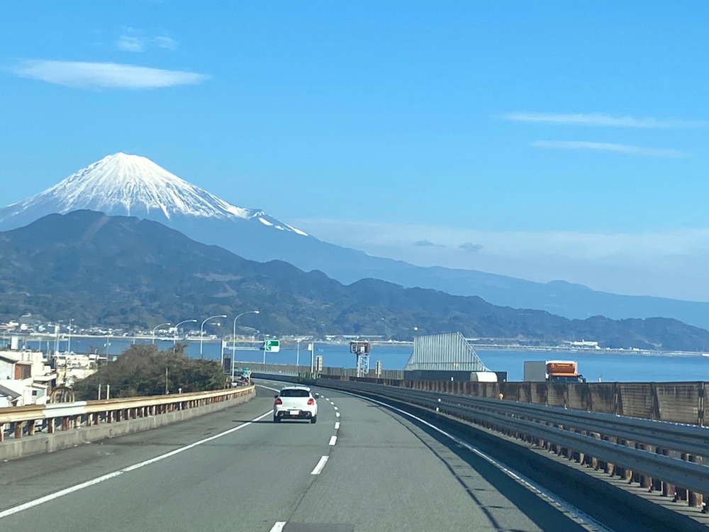 東名高速道路から富士山