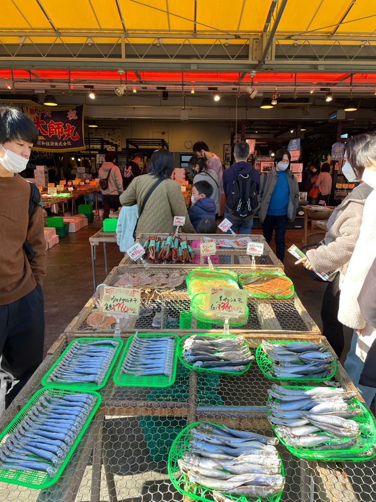 サスヨ海鮮市場で干物を選ぶ