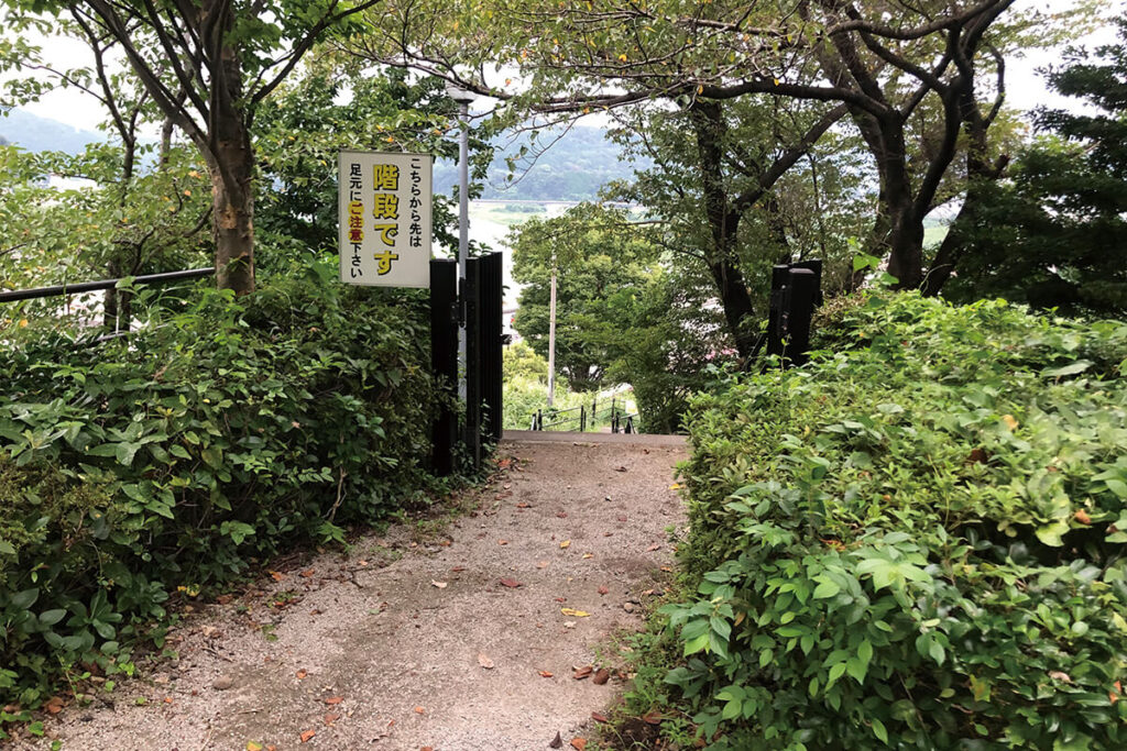 富士川SA上り線へ続く道